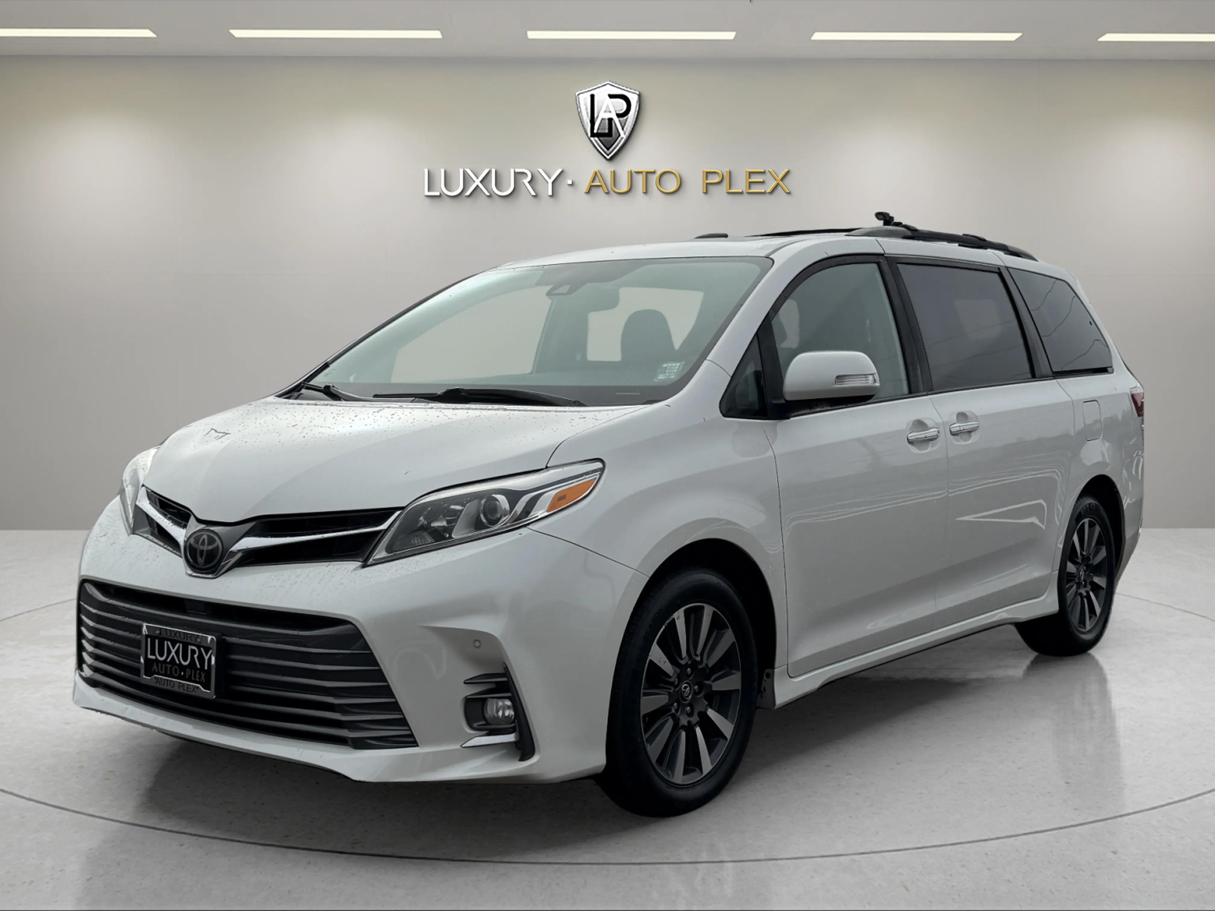 2019 Toyota Sienna Limited's photo