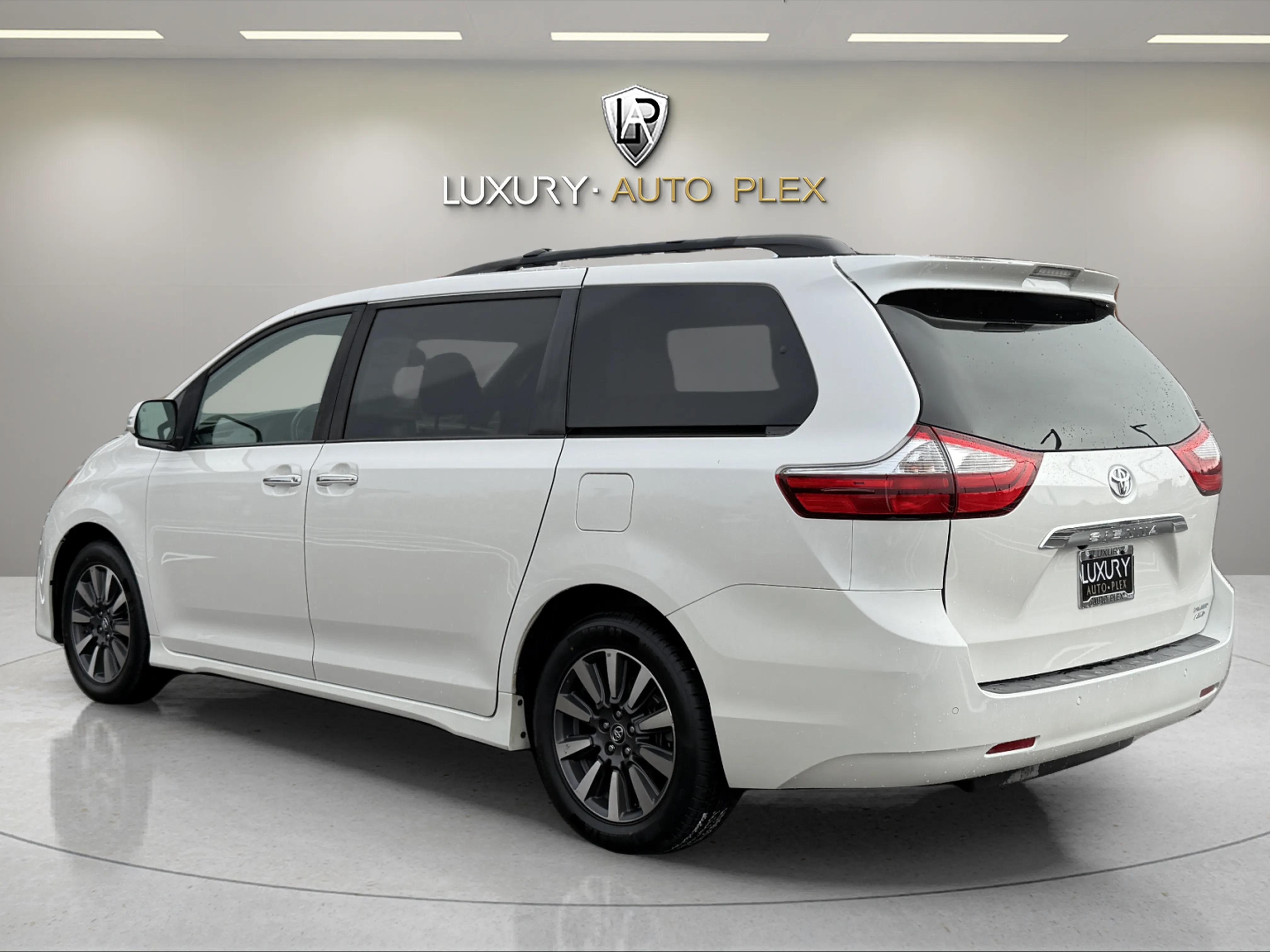 2019 Toyota Sienna Limited photo 3