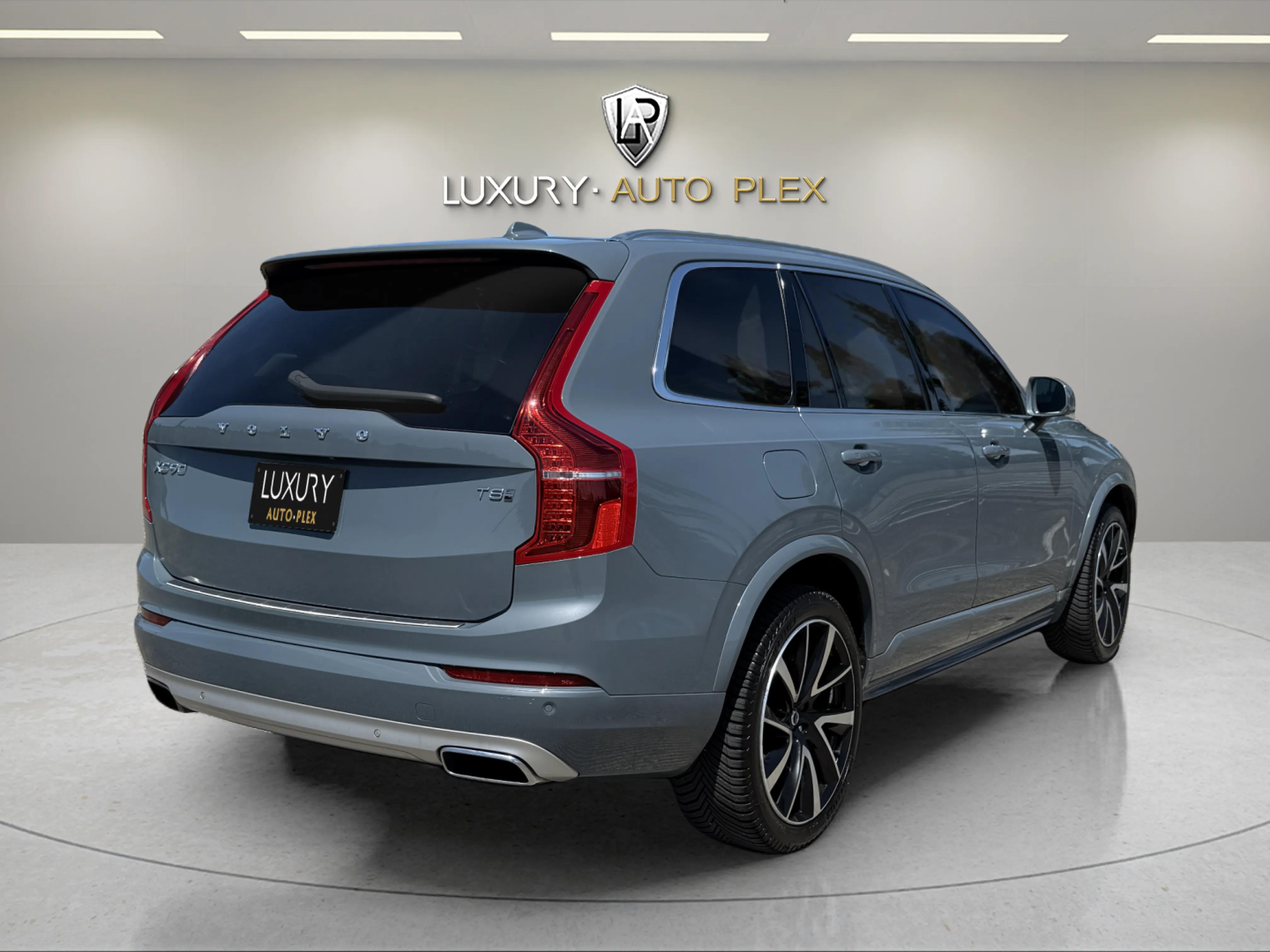 2020 Volvo XC90 T8 Momentum photo 4