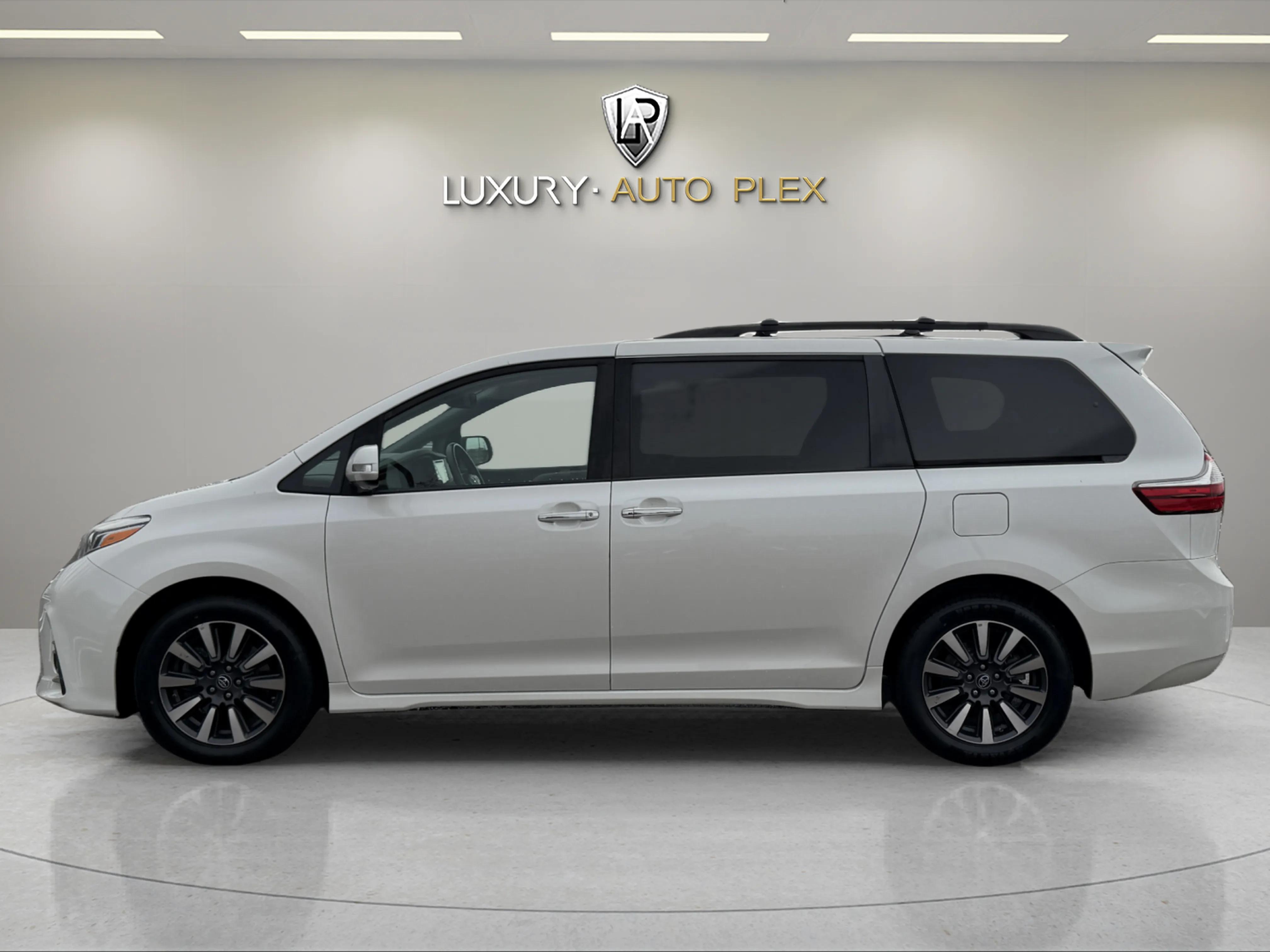 2019 Toyota Sienna Limited photo 2